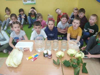 zdjęcie dzieci podczas warsztatów w przedszkolu