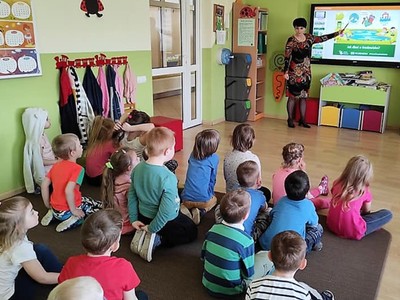 zdjęcie dzieci podczas zajęć w przedszkolu