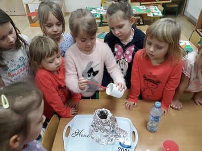 zdjęcie dzieci podczas warsztatów w przedszkolu