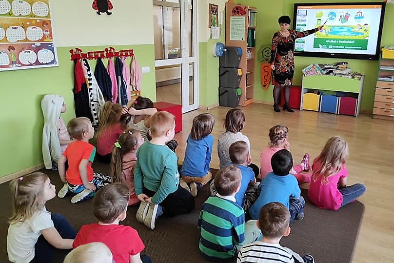 zdjęcie dzieci podczas zajęć w przedszkolu