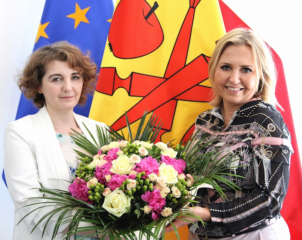 Zdjęcie przedstawia Katarzynę Leśniak nowego dyrektora Szkoły Podstawowej w Jasieńcu