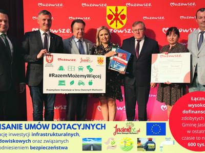 Zdjęcie przedstawia Wójt Martę Cytryńską na uroczystości podpisania umowy o dofinansowanie zadań, na które gmina Jasieniec zdobyła wsparcie.