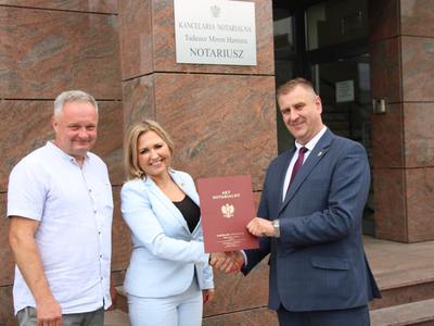 Zdjęcie przedstawia Wójt Martę Cytryńską oraz Starostę Krzysztofa Ambroziaka pozujących z podpisanym aktem notarialnym