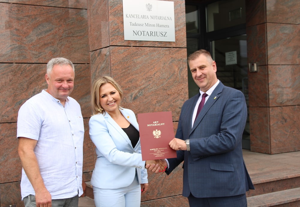 Zdjęcie przedstawia Wójt Martę Cytryńską oraz Starostę Krzysztofa Ambroziaka pozujących z podpisanym aktem notarialnym