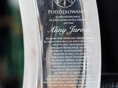 Zdjęcie przedstawia pamiątkowe odznaczenie dla pani Aliny Jarosz
