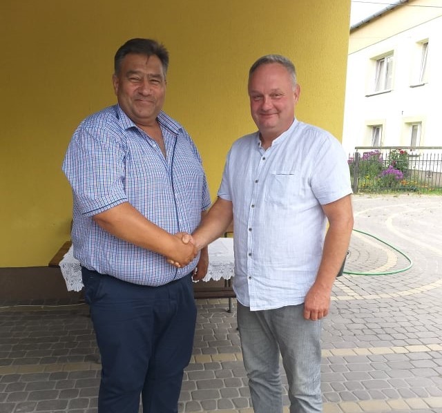 Zdjęcie przedstawia nowego sołtysa sołectwa Łychowska Wola (po lewej) oraz radnego Gminy Jasieniec (po prawej)
