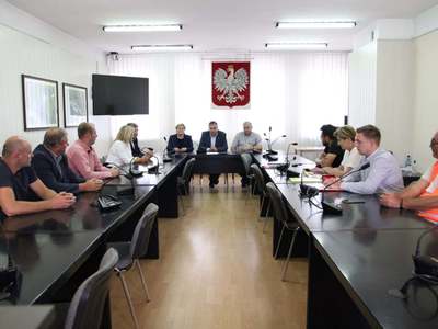 Zdjęcie przedstawia samorządowców i wykonawców remontu drogi powiatowej przy podpisaniu umowy