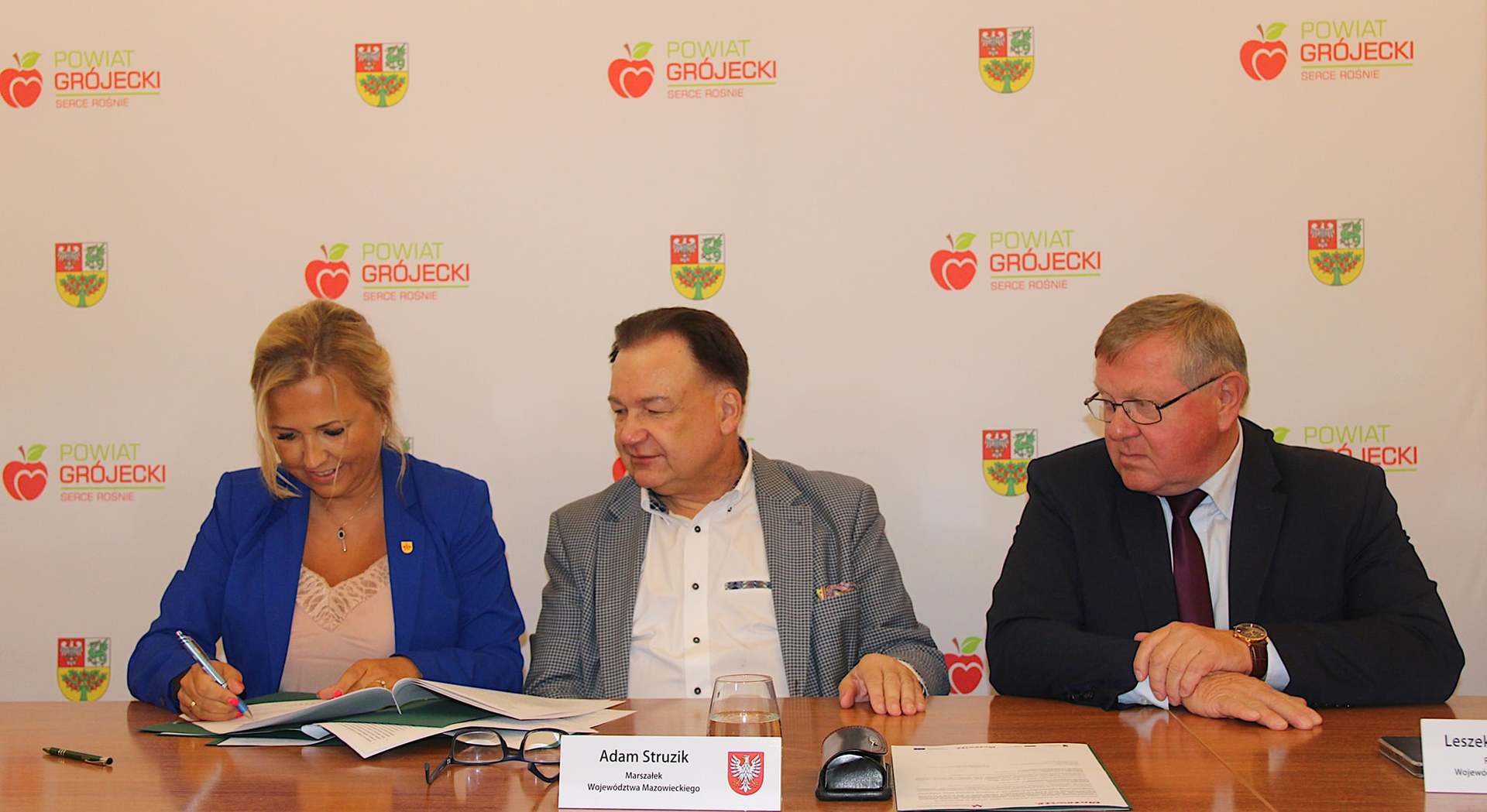 Zdjęcie przedstawia samorządowców podpisujących umowę dotacyjną.
