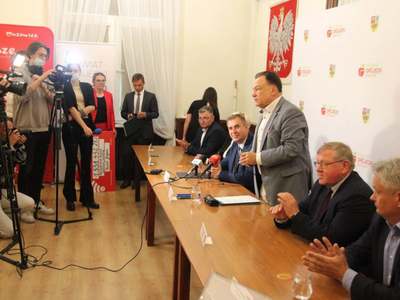 Zdjęcie przedstawia przemawiającego samorządowca.