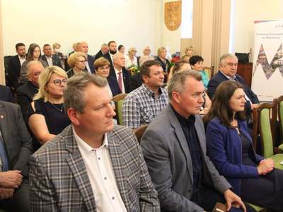 Zdjęcie przedstawia zaproszonych gości znajdujących się na podpisaniu umów.