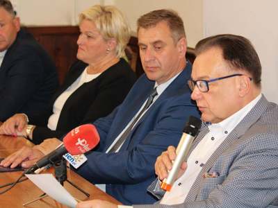 Zdjęcie przedstawia przemawiającego samorządowca.