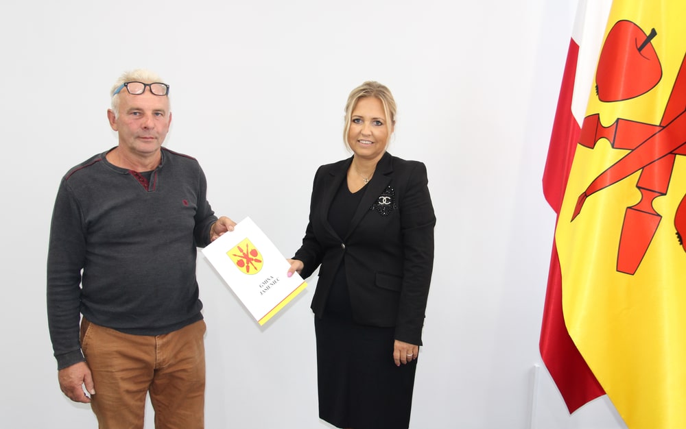 Zdjęcie przedstawia Wójt Martę Cytryńską przy podpisaniu umowy na przebudowę sieci wodociągowej 