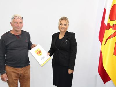 Zdjęcie przedstawia Wójt Martę Cytryńską przy podpisaniu umowy na przebudowę sieci wodociągowej