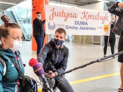 Zdjęcie przedstawia Justynę Kozdryk udzielającą wywiadu TVP Sport