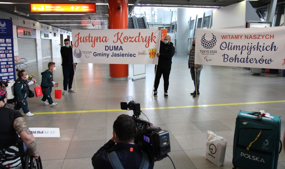 Mieszkańcy gminy Jasieniec witający na lotnisku Justynę Kozdryk