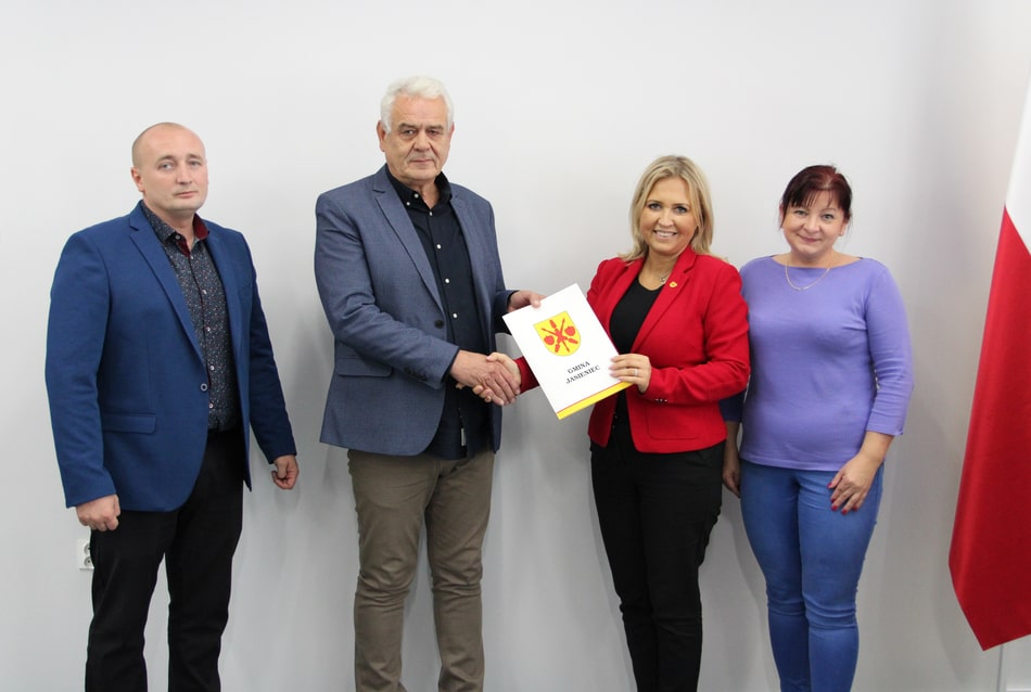 Wójt Marta Cytryńska i skarbnik Aneta Kwiatkowska na pamiątkowym zdjęciu z okazji podpisania umowy