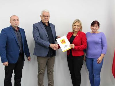 Wójt Marta Cytryńska i skarbnik Aneta Kwiatkowska na pamiątkowym zdjęciu z okazji podpisania umowy