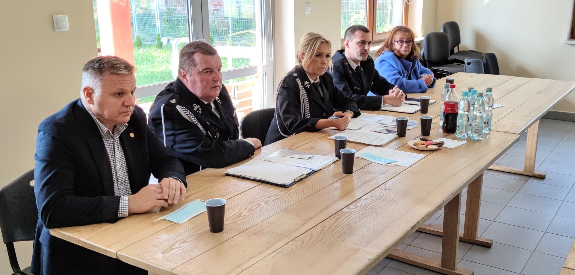 Zdjęcie przedstawia stół prezydialny z zaproszonymi gośćmi na spotkanie