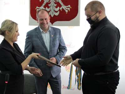 Wójt Gminy Jasieniec i Bartłomiej Tuszyński mistrz świata w trójboju siłowym 2021r.