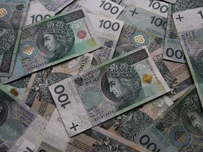 zdjęcie przedstawia banknoty 100 złotowe