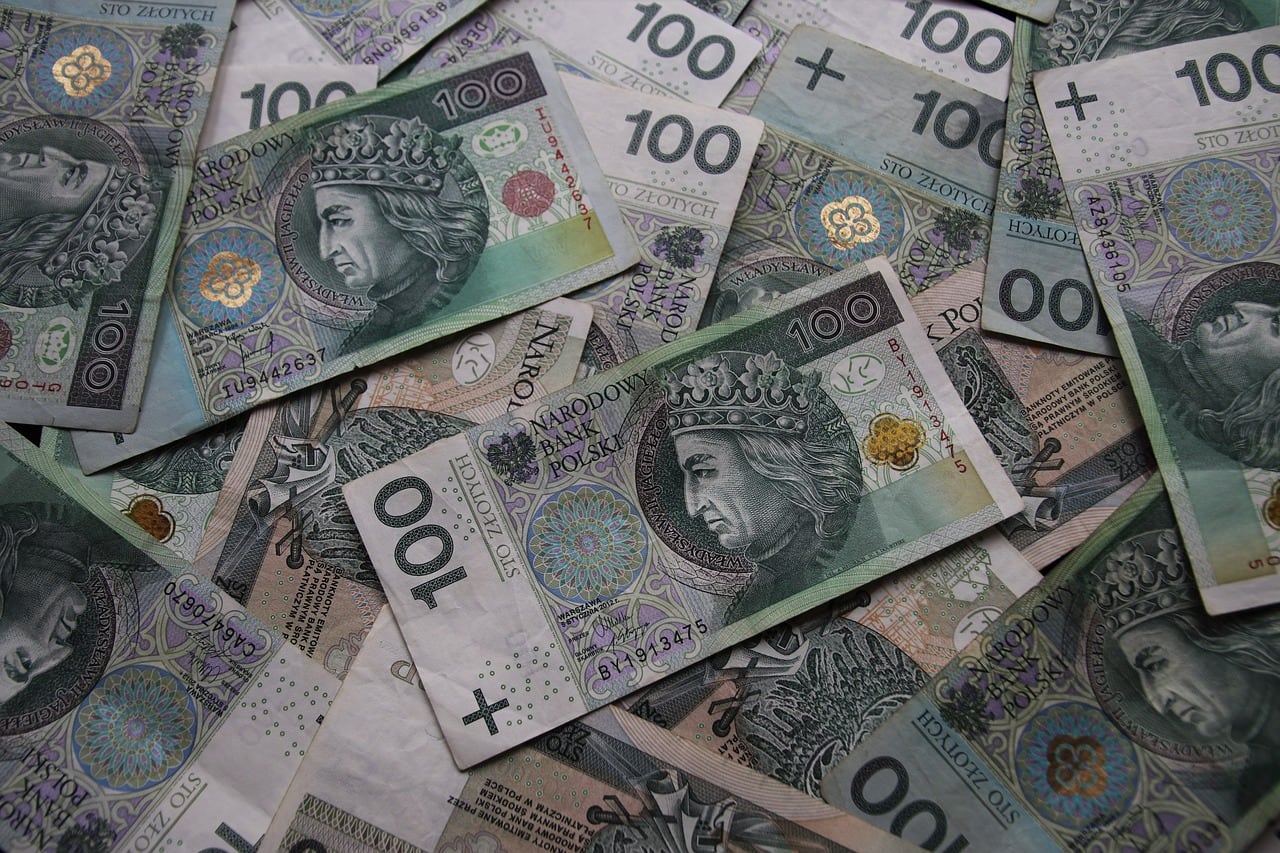 zdjęcie przedstawia banknoty 100 złotowe