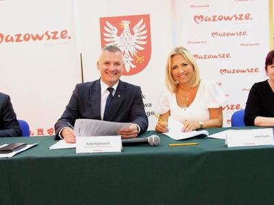 Zdjęcie podpisanie umowy