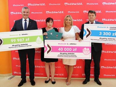 Zdjęcie z otrzymanymi czekami