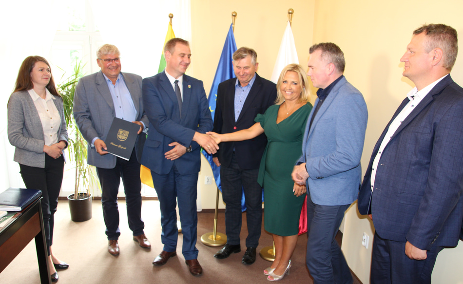 Na zdjęciu Wójt Marta Cytryńska wraz ze Starostą Krzysztofem Ambroziakiem