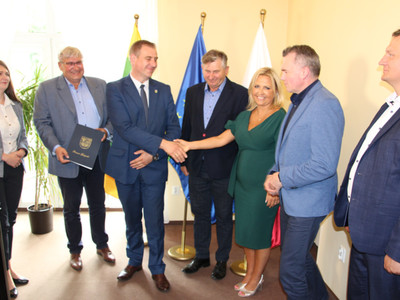 Na zdjęciu Wójt Marta Cytryńska wraz ze Starostą Krzysztofem Ambroziakiem