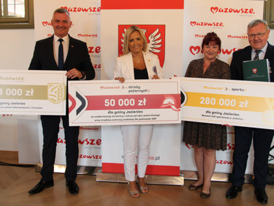 Zdjęcie przedstawia Wójt Martę Cytryńską i skarbnik Anetę Kwiatkowską