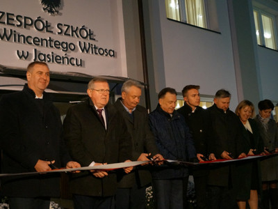 Uroczyste przecięcie wstęgi w Zespole Szkół im. W. Witosa...