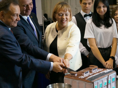 Uroczyste przecięcie wstęgi w Zespole Szkół im. W. Witosa...