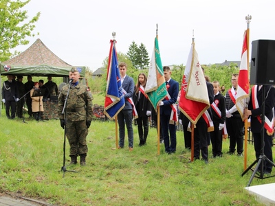 Sztandary przy miejscu pamięci narodowej