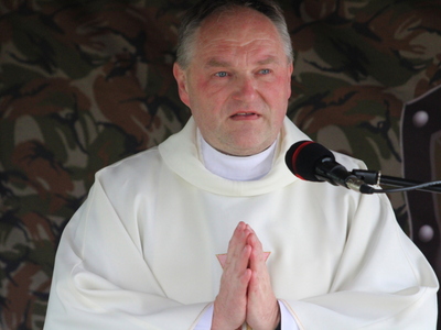 Ksiądz w trakcie modlitwy