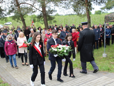 Delegacja młodzieży składająca kwiaty pod miejscem pamieci narodowej