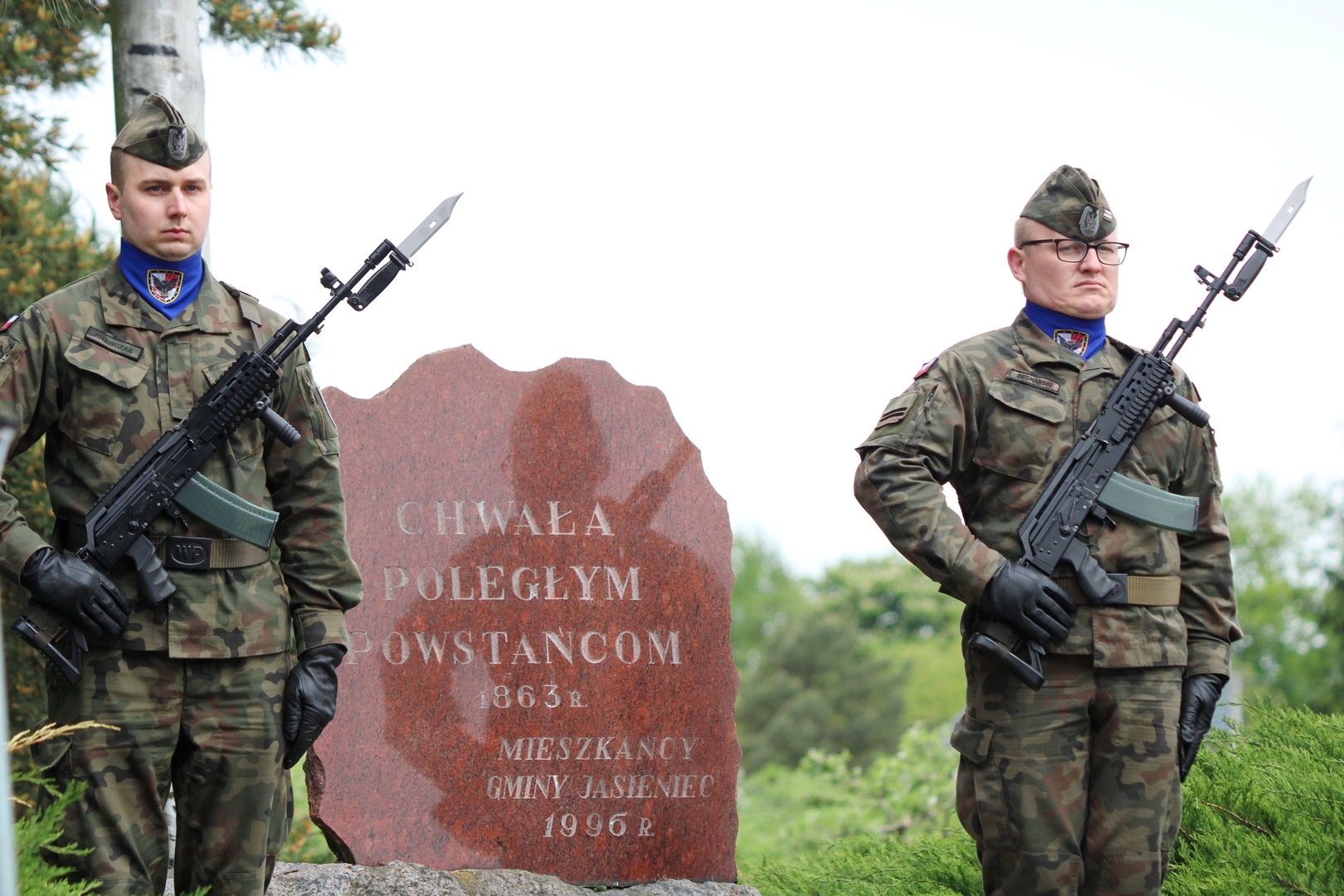 Warta przy tablicy pamiątkowej w Gołębiowie