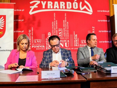 Na zdjęciu osoby podpisujace umowę