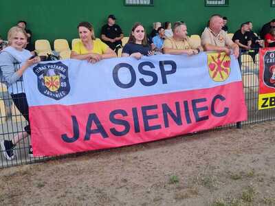 Kibice z flagą polski i herbem gminy