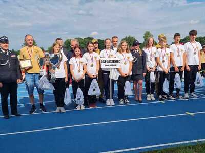 zawodnicy z medalami i pucharem