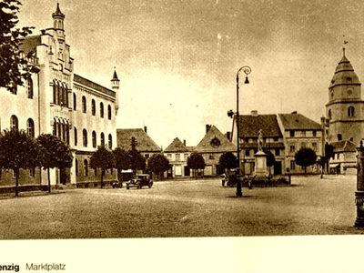 Widok na rynek przedwojennego Sulęcina z widokiem na ratusz, w oddali kościół.