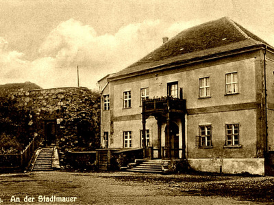 Dom Joannitów z murami obronnymi. Widok z 1938 roku.