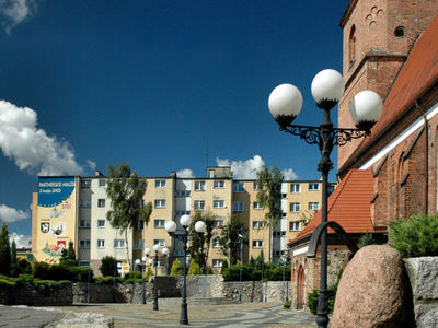 Widok na Plac Kościelny. Na drugim planie blok mieszkalny przy ulicy Kościuszki.