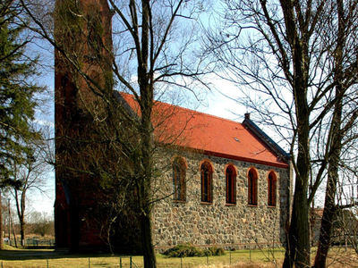 Na pierwszym planie neogotycki kościół filialny w Wielowsi z 1889 r. pw. Matki Boskiej Różańcowej.