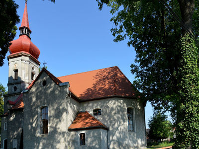 Neoromański (z elementami neobarokowymi) kościół w Długoszynie z lat 1733-36 pw. Matki Boskiej Różańcowej.