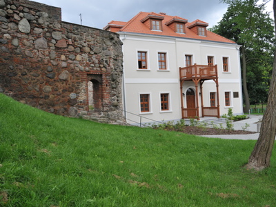 Widok na Dom Joannitów wraz z okalającymi go murami obronnymi.