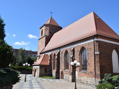 Widok na Plac Kościelny przy kościele pw. św. Mikołaja w Sulęcinie.