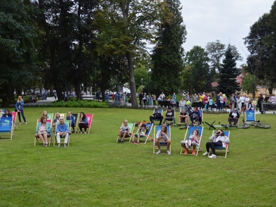 Park Miejski. Mieszkańcy Sulęcina biorący udział w imprezach kulturalnych.
