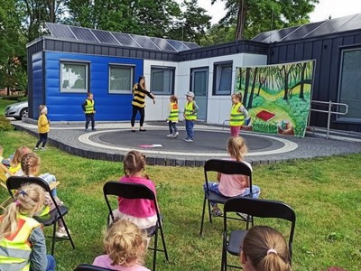 Park Miejski. Kontener Kultury. Dzieci biorące udział w warsztatach teatralnych.