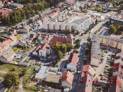 Widok na centrum miasta. Na pierwszym planie kościół pw. św. Mikołaja, bloki mieszkalne oraz sulęciński rynek.