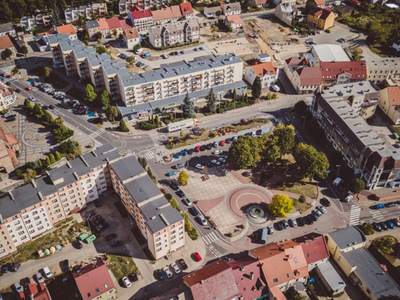Widok z lotu ptaka na sulęciński rynek wraz z okalającymi go blokami mieszkalnymi. Z boku kościół pw. św. Mikołaja.